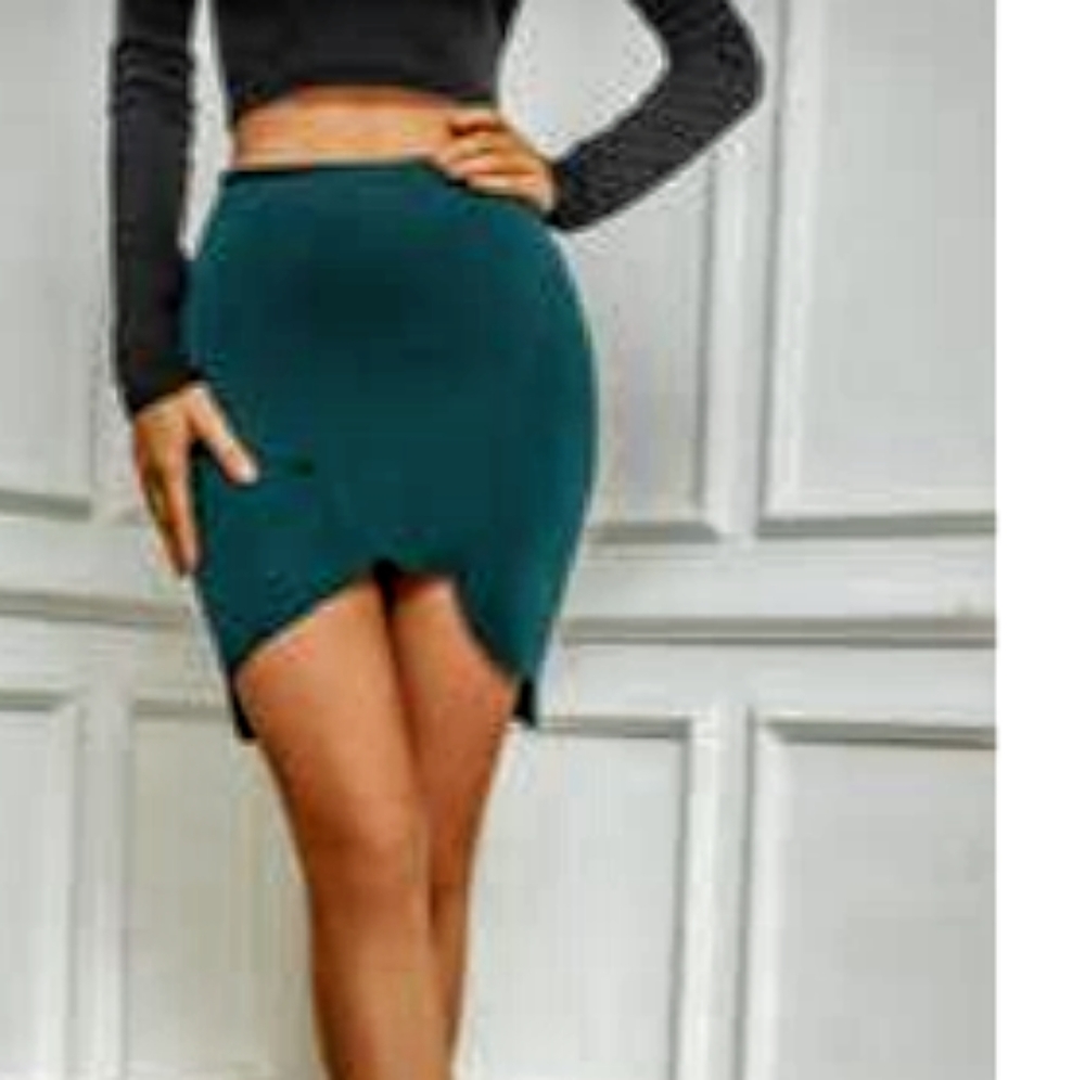 Beautiful Emerald Green Mini Skirt. Sleek Your Figures Friend❗$5.95 SHIP❗